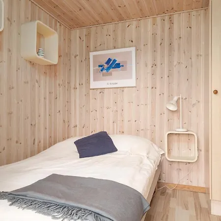 3 Bedroom Beautiful In Vaeggerlose Hébergement de vacances Bøtø By